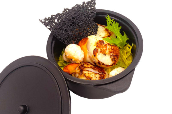 Cassolette de noix de St-Jacques et Langoustines flambées à l'Armagnac, petits légumes , bisque de langoustines