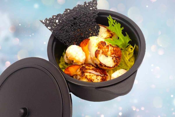 Cassolette de noix de St Jacques aux petits légumes & sa bisque de langoustines