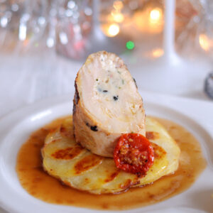 Suprème de pintade Francaise, sauce crèmée aux Champignons, mille-feuilles de pommes de terre.