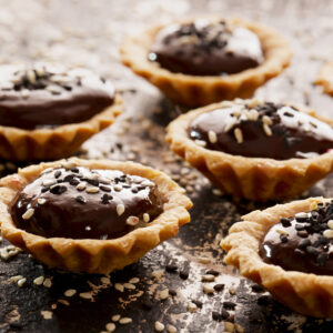 Tartelette façon snickers, caramel au beurre salé et chocolat au lait